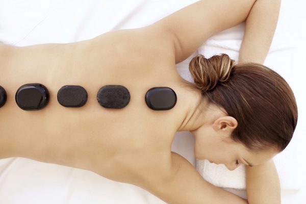 Finding balance through a soothing spa therapy Pietre vulcanice pentru masaje: Trusa într-o valiză de încălzire, 14 bucăți, 2 bucăți bandage pentru picioare + 2 bucăți de bandaje elastice pentru picioare GRATUIT - imagine 8