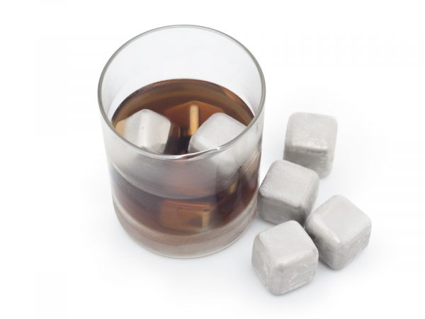 2_Ledové-ocelové-kostky-Ice-cubes-pro-chlazení-whisky-a-jiných-drinků-8ks,-Domestico Cuburi de gheață din oțel inoxidabil pentru răcirea de whisky și alte băuturi 8 bucăți, Domestico - imagine 6