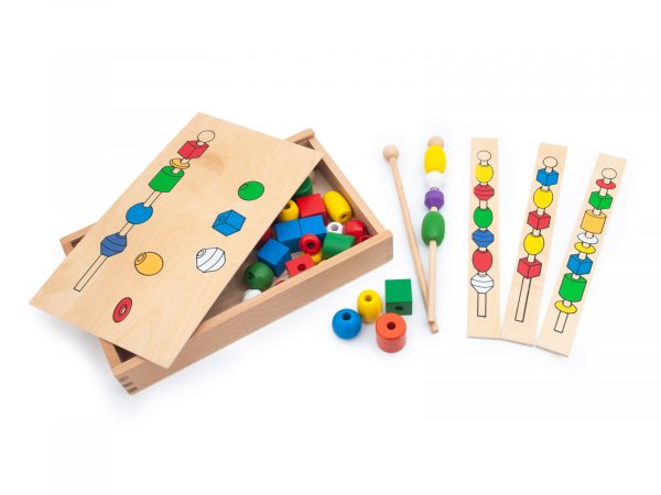 Navlékání-korálků---dřevěná-montessori-hračka-01 Înșiratul mărgelelor – joc din lemn - imagine 1